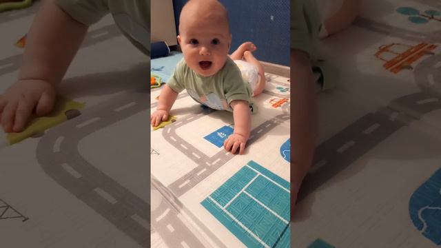 5 месяцев ребенку 👶 сын Самир. учимся ползать смотреть онлайн
