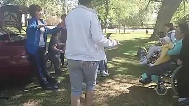 В пос.Карнак Казахстан Мария и инвалиды Туркесиана празднуют день рожденья на природе 05.05.2018 смотреть онлайн