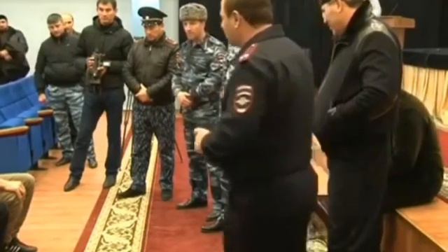 Абу Шейх Висмурадов ударил чеченского старика смотреть онлайн