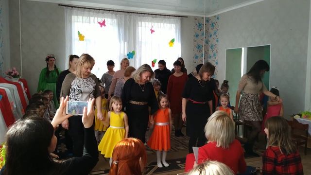 Танец с мамами девочек. Старшая группа, КДНЗ 45 смотреть онлайн
