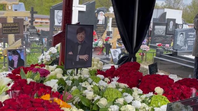 ВСЕ ЗАМЕРЛИ! То Что Творится На Могиле Юдашкина Повергло в Шок смотреть онлайн