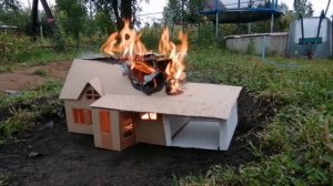 Горит дом с гаражом из картона! | A house with a cardboard garage is on fire!