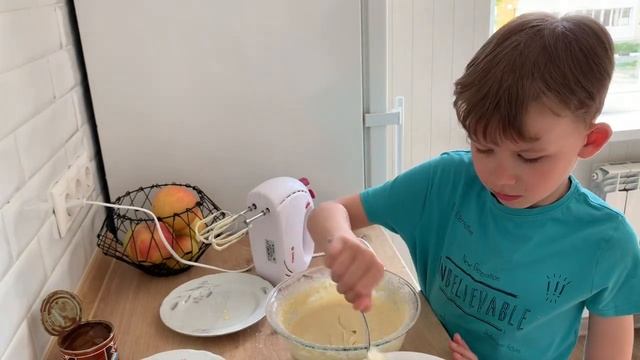 Мишки с начинкой. Готовят дети. Бисквитный мишка со сгущёнкой смотреть онлайн