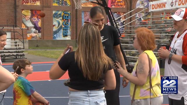Basketball Hall-of-Famer Rebecca Lobo delights fans at Hooplandia смотреть онлайн