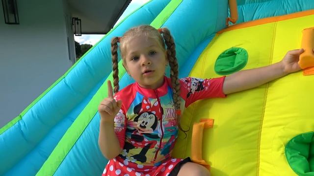 Diana and Roma pretend play with Inflatable water slide смотреть онлайн