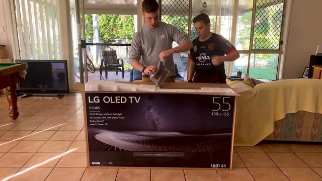 UNBOXING A BRAND NEW LG 55 INCH 4K TV! смотреть онлайн