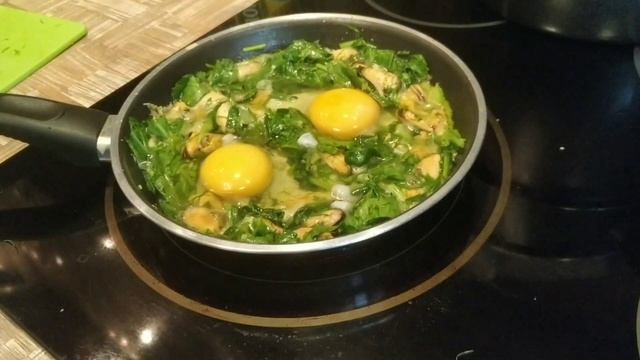 Легко и просто! Яйца, мидии и шпинат! Вкусное и полноценное блюдо! Просили-получайте смотреть онлайн
