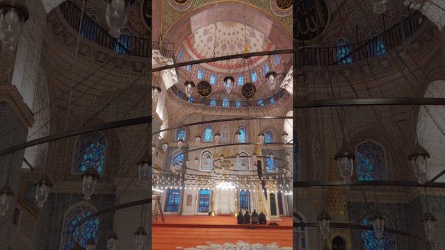 Мечеть "Валиде Султан " или "Новая". Годы строительства с 1597-1665. 66 куполов. Стамбул. Турция. смотреть онлайн