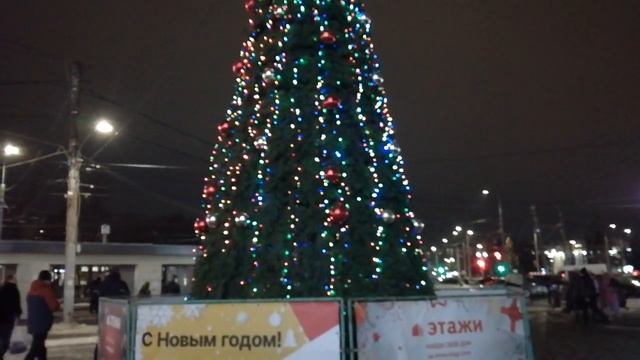 с Наступающим 2022 ! Ёлка у Автозаводского универмага в Нижнем Новгороде смотреть онлайн