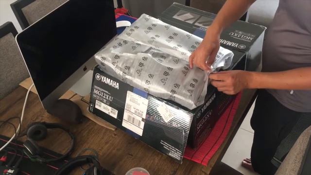 Unboxing Console Mixing Yamaha MG12XU смотреть онлайн