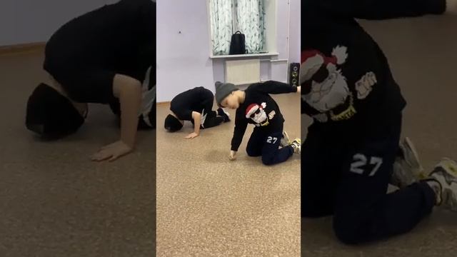 Как научиться стоять на голове 3 простых шага?♀️ #брейкданс #стойканаголове смотреть онлайн