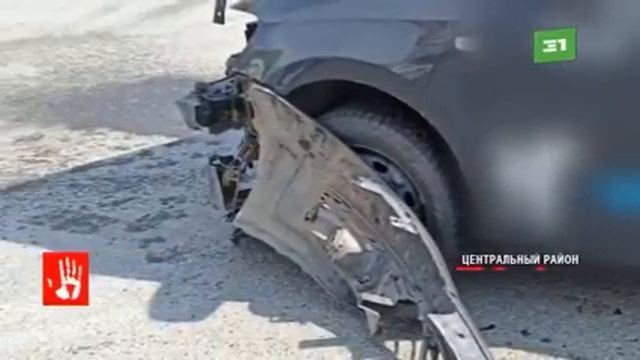 В Челябинске иномарка столкнулась с машиной полиции, сопровождающей колонну спецтехники смотреть онлайн