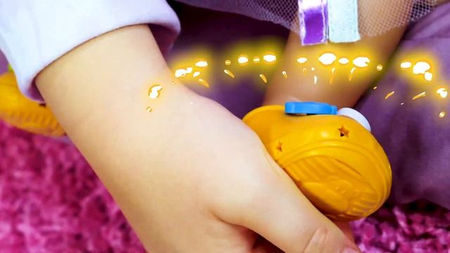 Курорт для Беби Бон Эмили: одеваем куклу на море! Видео для девочек про кукол Baby Born смотреть онлайн