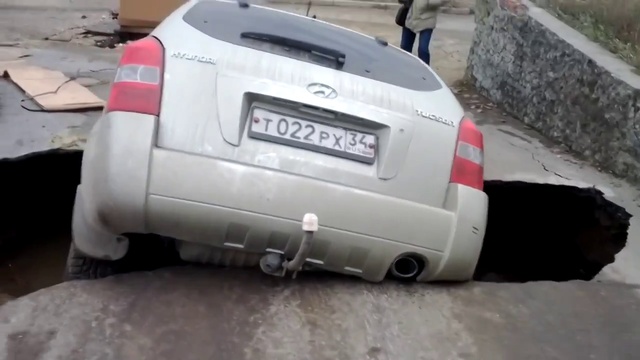 Волгоград. Машина провалилась под асфальт. Новости Жирновска - форум ЖИРАФ смотреть онлайн