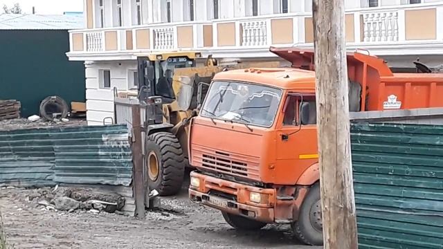 Трактор работает возле забора смотреть онлайн