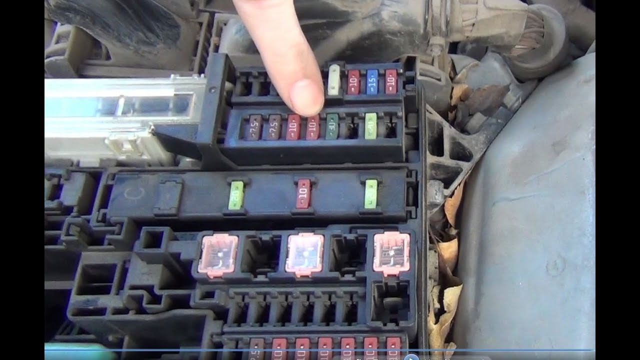 Замена предохранителя №23 дроссельной заслонки в Тойота Королла Е150 смотреть онлайн