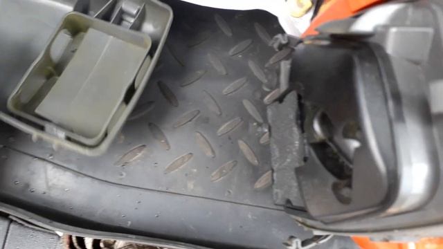 Husqvarna 555RXT Установил новый воздушный фильтр.