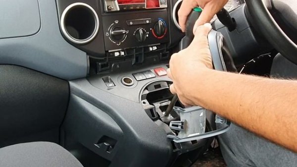 How to remove Peugeot partner/citroen berlingo switches panel