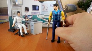 распаковка игрушечной больницы от фирмы Брудер