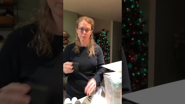 Unboxing AVON products, December Holiday 2020 смотреть онлайн