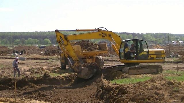 Экскаватор JCB JS220LC грузит самосвал Volvo A30E часть 1 смотреть онлайн