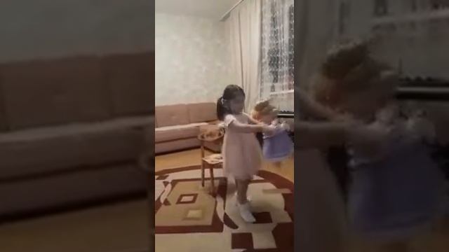 Танец с любимой игрушкой. Светлана 3 года смотреть онлайн
