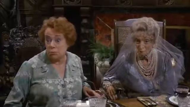 Murder By Death. Дворецкий подает суп, приготовленный новой кухаркой.