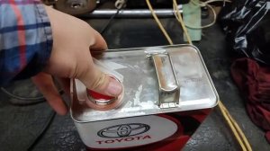 ЛАЙФХАК! Как открыть и закрыть масло в железной банке?