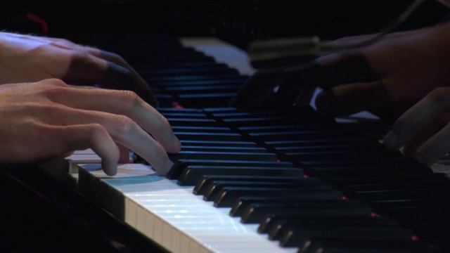 Víkingur Ólafsson – Philip Glass: Opening from Glassworks | Yellow Lounge смотреть онлайн