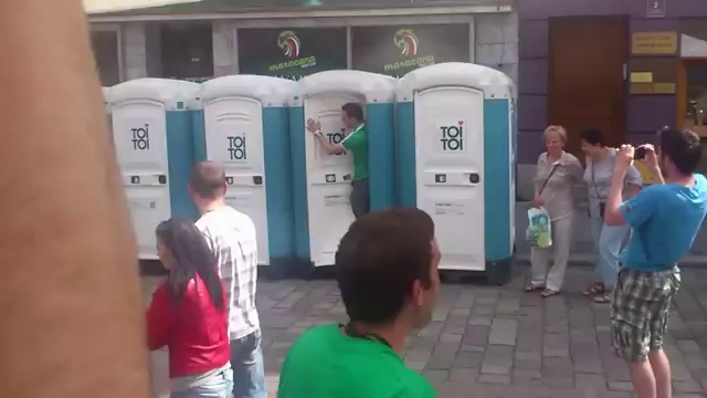 Футбольный фанат застрял в биотуалете смотреть онлайн