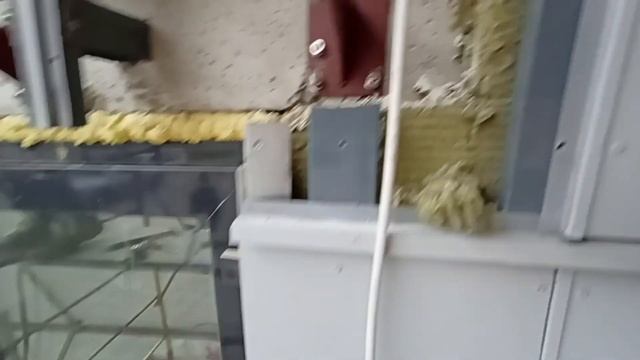 Продолжаем работы по монтажу стеклянного козырька, установили кронштейны, ждём #секретыоконщика смотреть онлайн