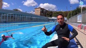 Как держаться в воде вертикально?! Не работая руками и ногами?? Без подстраховки не повторять!!!