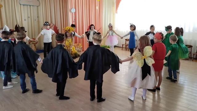 Игра "Здравствуй осень" Муз. В. Витлина. На детском осеннем утреннике в детском саду смотреть онлайн