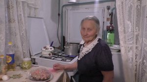 БАБА НАСТЯ КРАСИТ ЯЙЦА К ПАСХЕ!