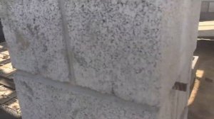 Навесной вечный и легкий пол возле уличного бассейна.