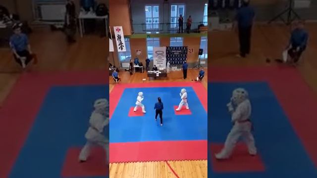 Здравствуйте, ребята, бои мальчики 10 и 11лет до 35 кг, выиграл мальчик с красной повязкой смотреть онлайн