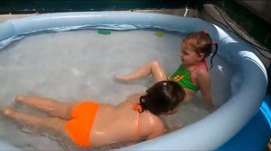 Дети купаются в бассейне