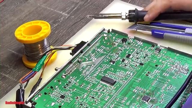 Девушка впервые ремонтирует автомагнитолу. Получится?