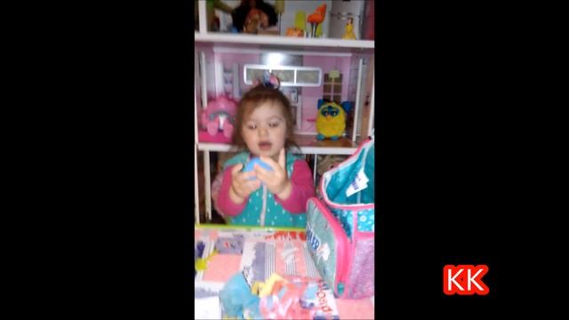 Кира раскрывает подарки,красивые игрушки смотреть онлайн