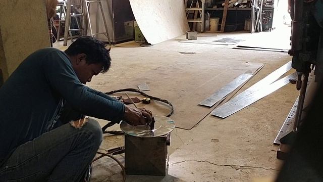 Use a plasma machine to cut the aluminum sheet in a circle. смотреть онлайн