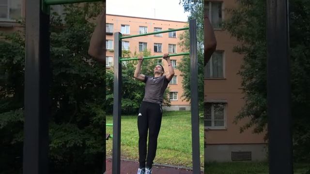 Высокие подтягивания на необычном турнике смотреть онлайн