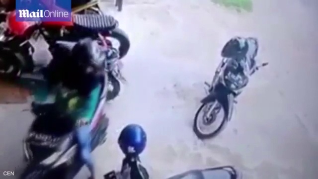 Девушка выезжает с парковки смотреть онлайн