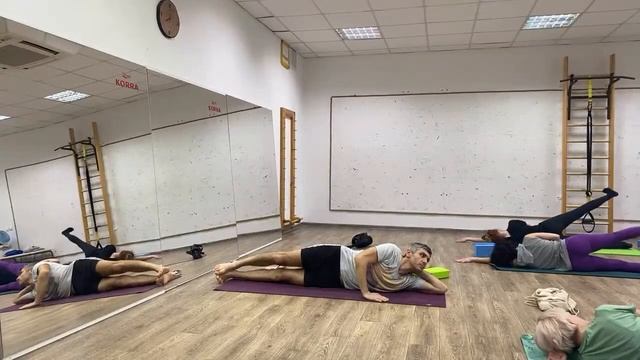 Как сесть в шпагаты? ФЛОУ ХАТХА ЙОГА средней сложности АКЦЕНТ НОГИ И ТАЗ // Пранаяма ДЫХАНИЕ СИЛЫ смотреть онлайн