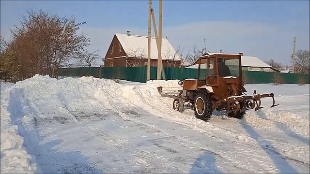 Чистка снега самодельным трактором. смотреть онлайн