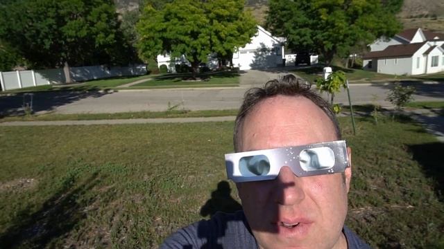 This is what wearing Solar Eclipse Glasses is like. (CE and ISO Certified Safe) смотреть онлайн