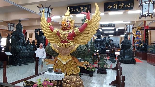 Тайланд Паттайя Золотая статуя Будды Китайский храм. смотреть онлайн