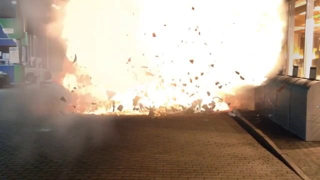 BMW 530d explosion (Mondo Bongo - Mr. & Mrs. Smith) смотреть онлайн