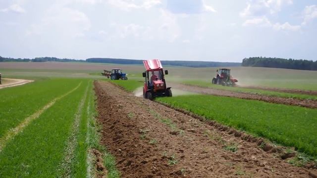 Трактор МТЗ Беларус 320.4 пашет в поле, мини трактор МТЗ мощностью 36 сил смотреть онлайн