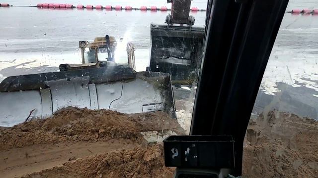 Утопили бульдозер Т 130 в реке. Вытягиваем экскаватором Doosan DX300./Drowned the bulldozer. смотреть онлайн