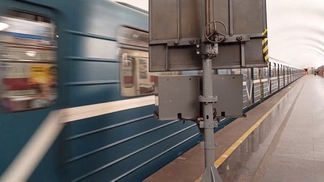 Отправление ЕМА с Молдингом на Станции Площадь Ленина смотреть онлайн